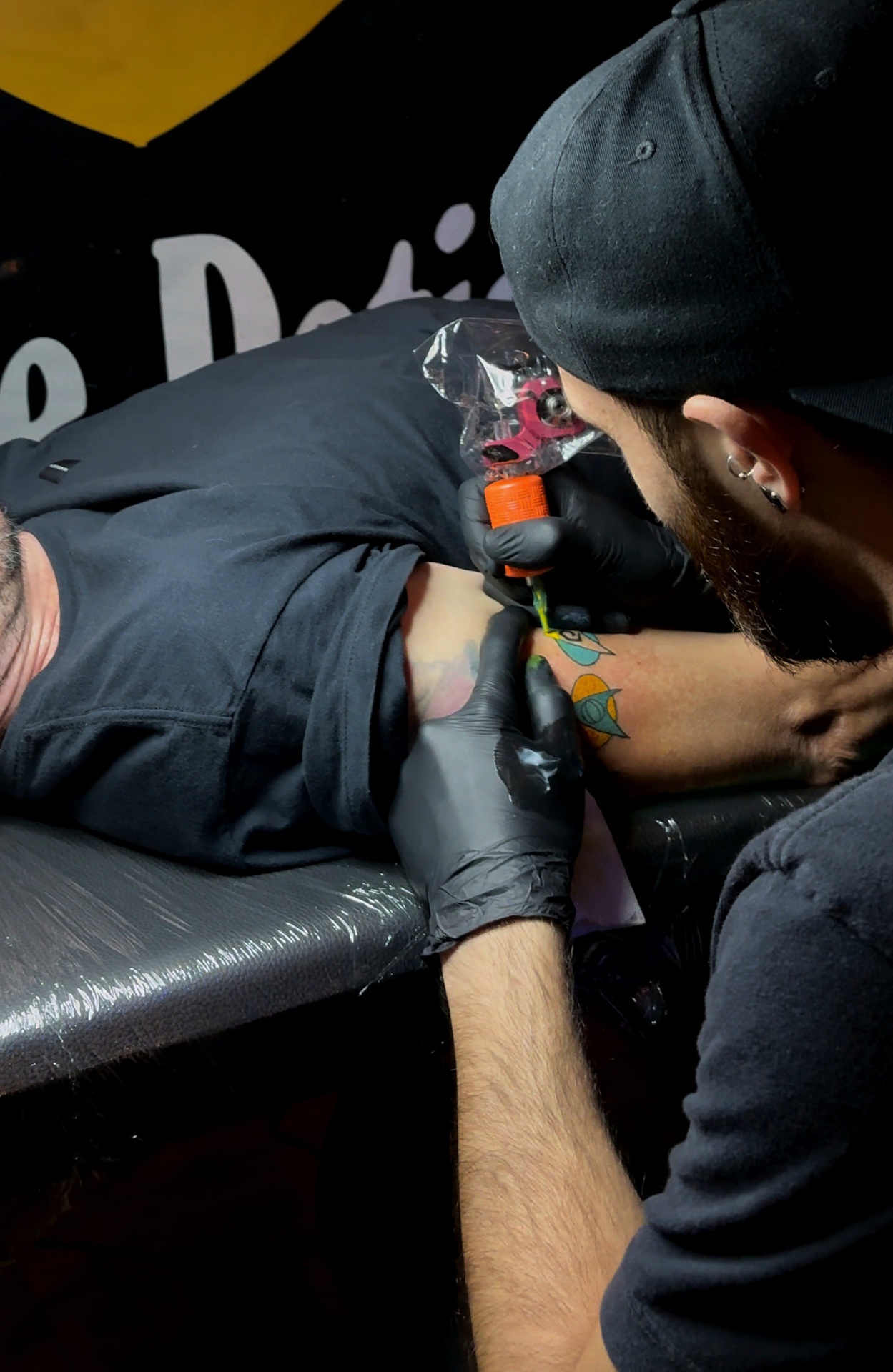 Retrato do tatuador Gui Semprini em seu ateliê em São Bernardo do Campo
