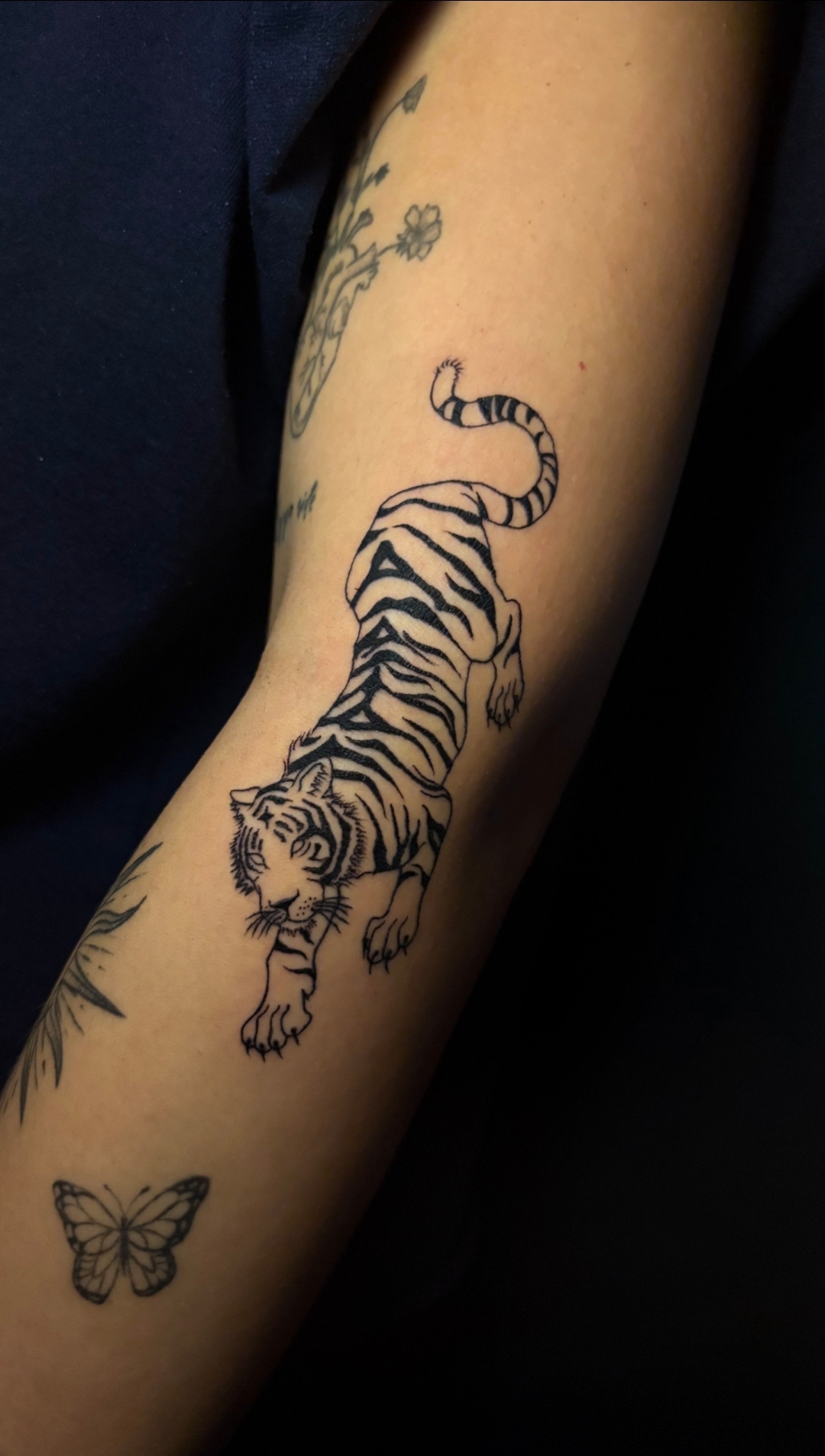 Tatuagem fineline inspirada em personagem de anime