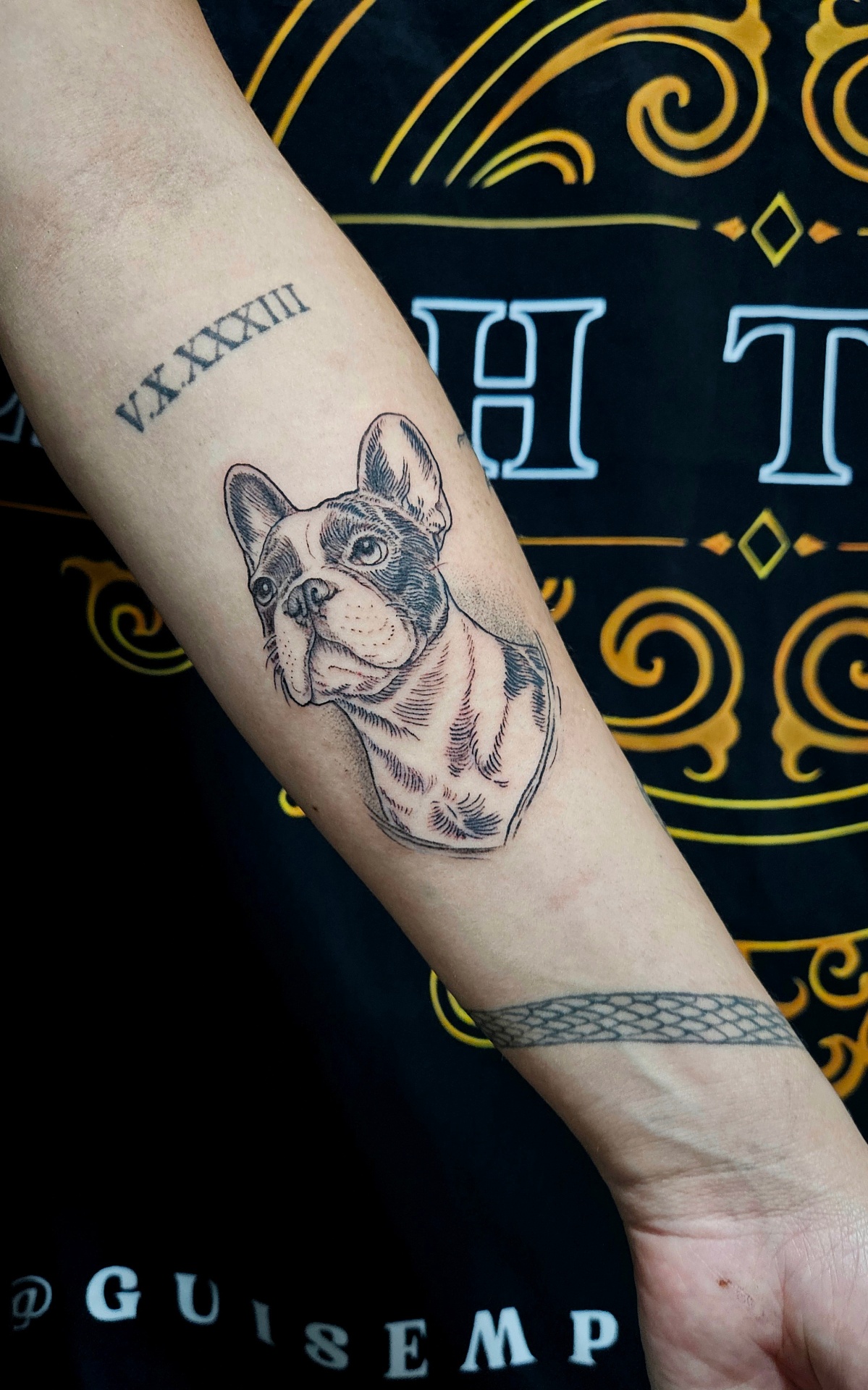 Tatuagem blackwork geométrica com forte contraste